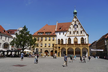 Marktplatz mit gotischem Rathaus in Amberg