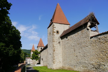 Fototapeta na wymiar Stadtmauer mit Wehrtürmen in Amberg