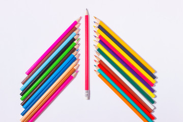 Цветные карандаши на белом фоне.