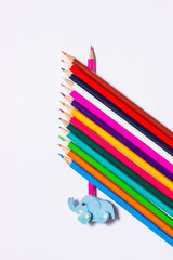 Карандаши на белом фоне.