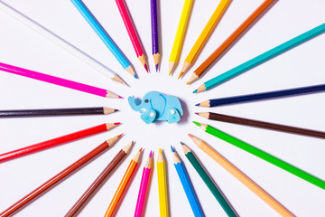 Цветные карандаши лежат в виде солнца.