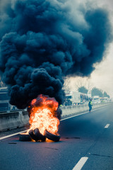 Feu de pneus sur autoroute suite à manifestation