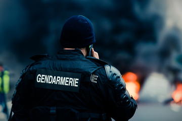 Gendarme de dos lors d'une manifestation