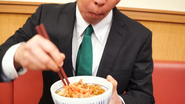 牛丼を食べるビジネスマン・経済・家計・増税