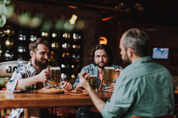 Vrienden communiceren en genieten van drankjes in de pub