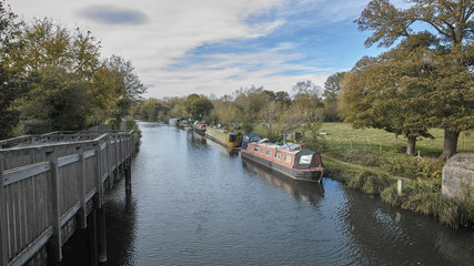 Fototapeta na wymiar Boats and bridge on the Kennet and Avon Canal