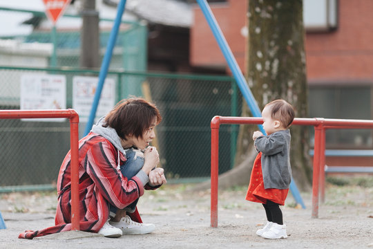 公園で遊ぶ親子