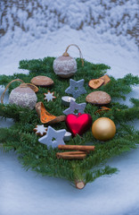 weihnachtsdekoration im schnee