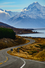 Aoraki/Mount Cook, weg en turquoise meer Pukaki uitzicht vanaf Peter& 39 s Lookout, Zuidereiland, Nieuw-Zeeland. Warme kleuren, heldere lucht, besneeuwde bergtoppen. Iconische schilderachtige Nieuw-Zeelandse foto. Moet plaats bezoeken!