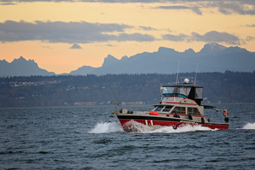 Naklejka premium boat crossing in front of the cascade mountains in washington state