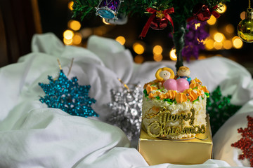 Decorated christmas tree with the bokeh background of round light