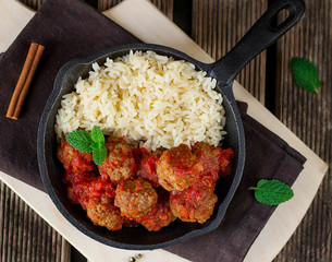 Beef meatballs with cinnamon and mint served with rice