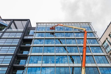 Fototapeta premium Washing window on irish skyscraper in Dublin
