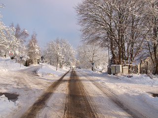 Obraz premium Straße nach Lörrach zwischen Tüllingen und Weil am Rhein