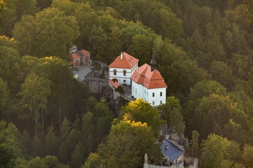 Obraz premium Valdstejn Castle in the Bohemian Paradise from above