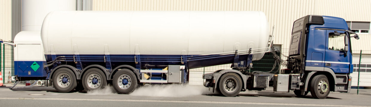 Technische Gase - LKW liefert Fl&uuml;ssigstickstoff an eine Fabrik, Banner