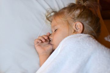 The child sucks a finger in bed before bedtime and during sleep