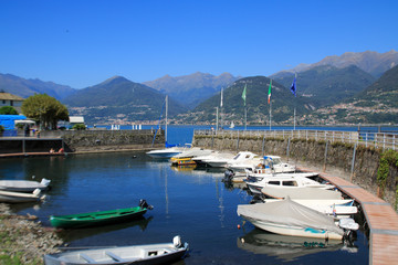 Fototapeta na wymiar Segelboote, Schiffe, im kleinen Hafen von Colico, am Comer See, Italien