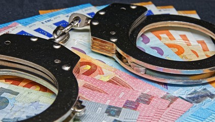 Euro Geldscheine und Handschellen