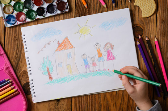 What can a children's picture tell. Photo of a children's picture on a theme - My happy family, painted with colored pencils. Psychological testing of the child using the picture.