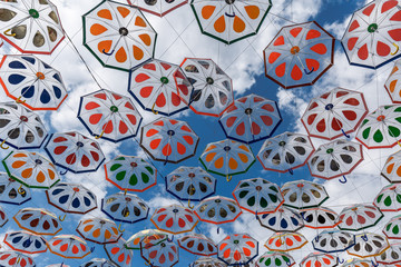 Kolorowe parasolki na tle nieba