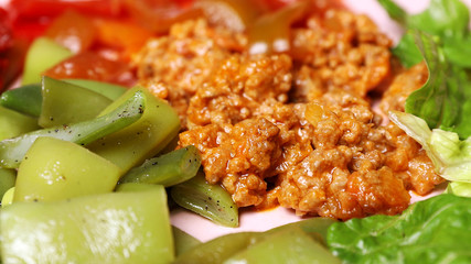 Сытное овощное рагу из фасоли и фарша на кухонном столе