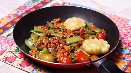 Сытное овощное рагу из фасоли и фарша на кухонном столе