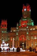 Palacio de Cibeles o Palacio de las comunicaciones y Fuente de Cibeles en Madrid. Iluminadas de...