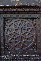 декоративный орнамент на старинной деревянной двери