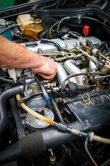 Autoreparatur - Reparaturarbeiten an einem PKW in einer Werkstatt