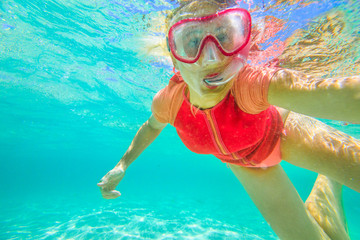 Naklejka premium Happy woman snorkeling underwater. Selfie portrait. Travel lifestyle, watersport activity. Greens Pool, William Bay NP. Snorkel swims in a natural pool of Denmark coast, Western Australia.