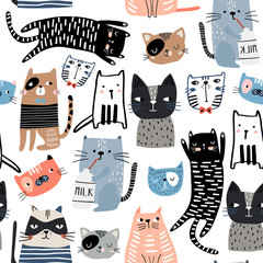Naadloos patroon met verschillende grappige handgetekende katten en melkfles. Creatieve kinderachtige textuur. Geweldig voor stof, textiel vectorillustratie