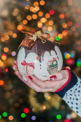 Bożonarodzeniowa ozdoba świąteczna, kolorowa bombka trzymana przez kobietę