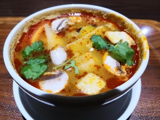 Tom Kha Gai Thai Suppe mit rotem Curry und Gemüse
