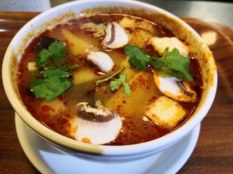 Tom Kha Gai Thai Suppe mit rotem Curry und Gemüse
