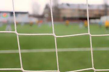RED DE PORTERÍA Y CAMPO DE FÚTBOL AL FONDO