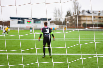 RED DE PORTERÍA Y JUGADORES EN EL CAMPO