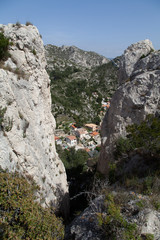 Les maisons dans la colline