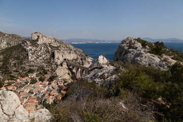 Les maisons dans la colline