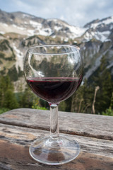 Rotwein und der Soiern-See