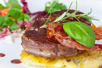 Steak auf Kartoffelgratin