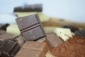 pezzi di cioccolato nero e bianco cibo dolcee