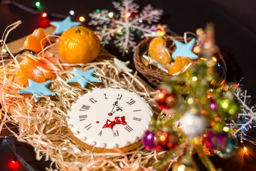 Fototapeta na wymiar Christmas clock gingerbread with mandarin