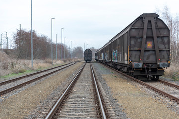 Fototapeta na wymiar Lokomotive und Wagons auf dem Güterbahnhof