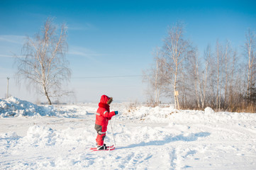 Fototapeta na wymiar Little child skiing in white snow