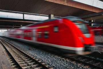 Bahn fährt durch überdachten Bahnhof