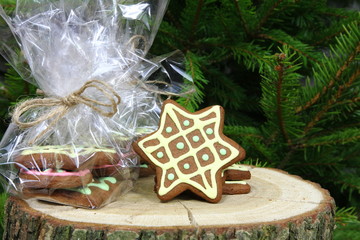 Świąteczny upominek - domowe, ręcznie malowane pierniki w kształcie gwiazdy zapakowane w celofan © Cezzar