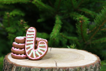 Boże Narodzenie - tradycja - ręcznie malowane pierniki na tle choinki © Cezzar