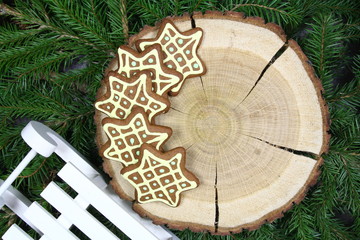 Święta - ręcznie zdobione pierniki z żółtym lukrem na świerkowym pniu © Cezzar