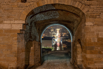 Fototapeta premium Porta San Giacomo nocą z widokiem na dolne Bergamo